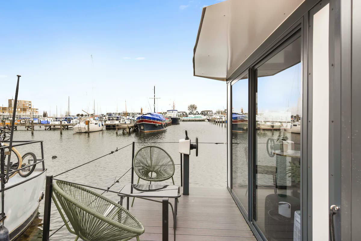 Houseboat aan het water
